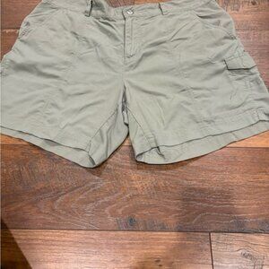 Columbia Omni shade Casual Khaki/green colored Cargo Shorts